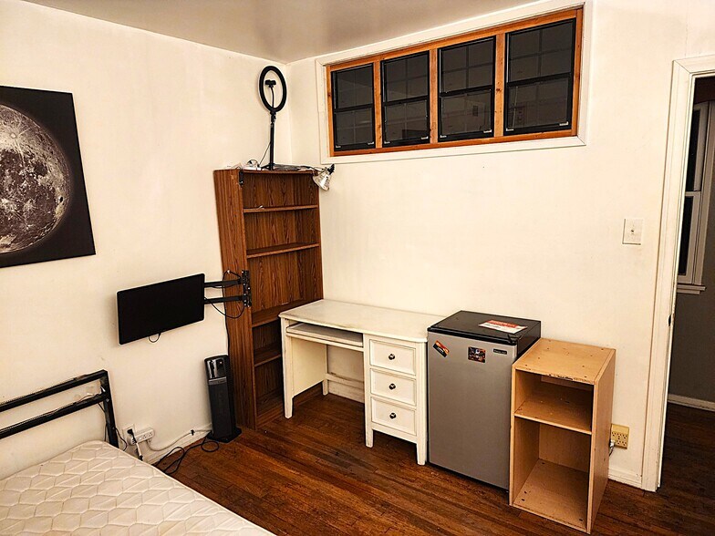 Building Photo - 939 Palms Blvd