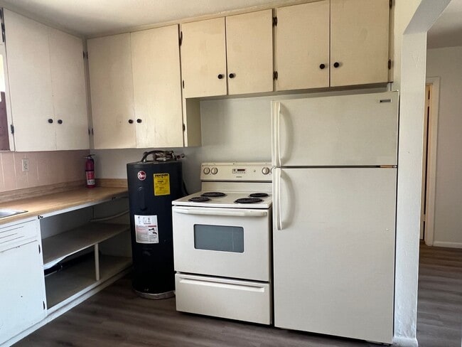 Building Photo - 2bed/1 bath duplex unit