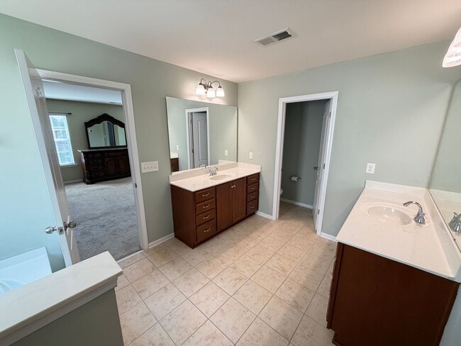 Building Photo - Expansive 5-Bedroom, 3-Story Home in Desirable Harrisburg Neighborhood