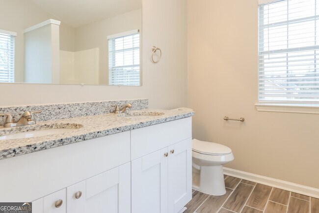 Building Photo - 312 Harris Ave