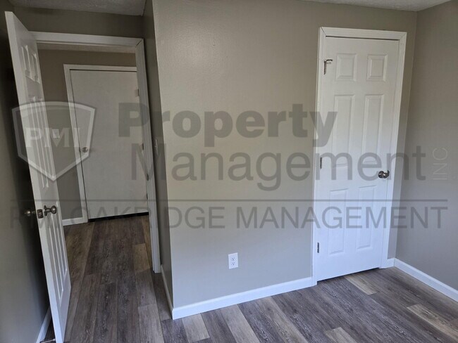 Building Photo - 3 Bedroom Single Level Duplex with Garage