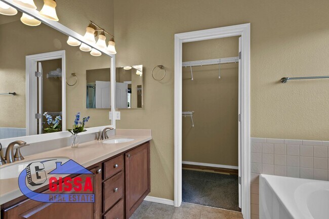 Building Photo - Beautiful ranch style home available to mo...
