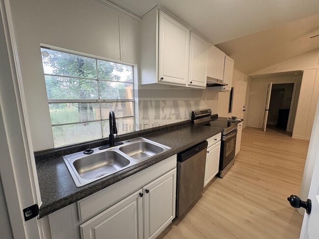 Building Photo - Beautifully updated 2-bedroom, 2-bathroom home