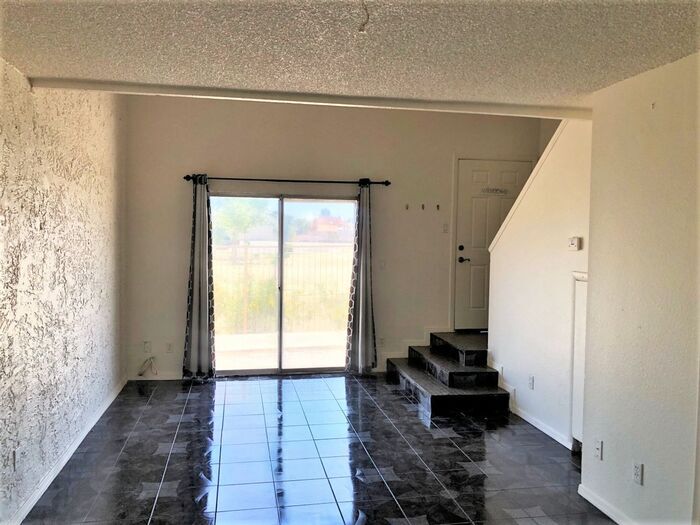 Building Photo - 2121 W Royal Palm Rd