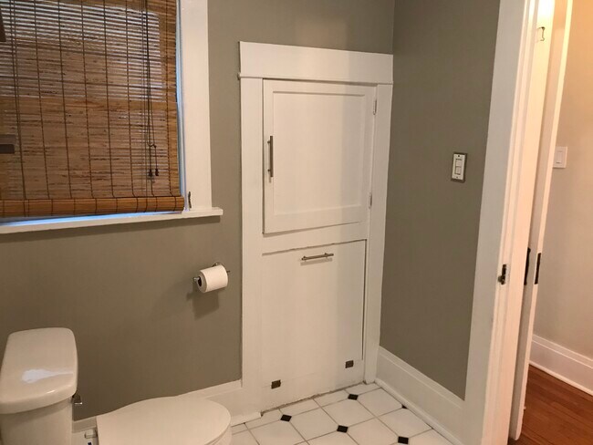 Bathroom - 839 E Ocean Blvd