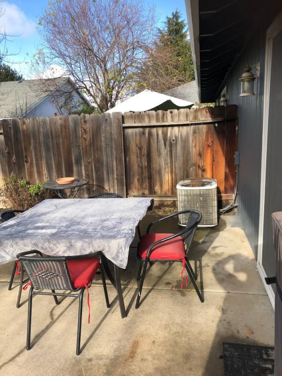 Building Photo - 525 Primrose Dr