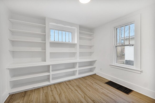 Building Photo - NEW UPDATED 2 BEDROOM HOME!