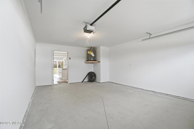 Building Photo - 2888 Lake Cir Dr