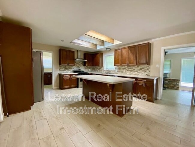 Building Photo - 2320 Melrose Ave