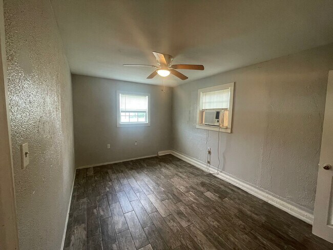 Building Photo - 902 W Lakeside Dr