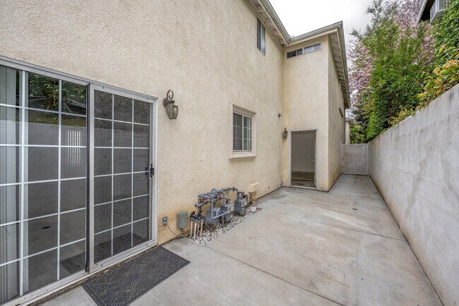 side patio & garage entrance - 515 S Shelton St