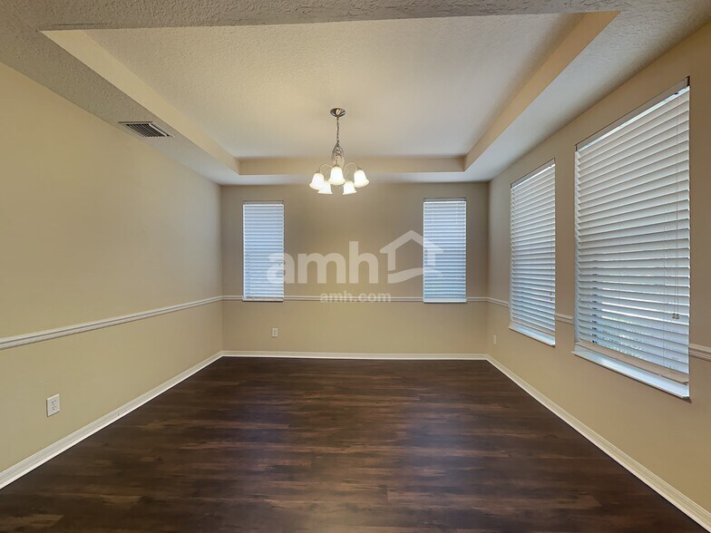 Building Photo - 16017 Loneoak View Dr