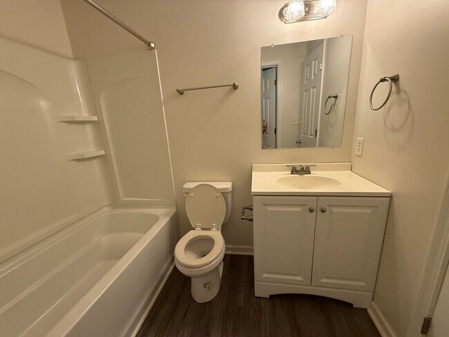 Building Photo - 3 bedroom, 1.5 bath Townhouse.