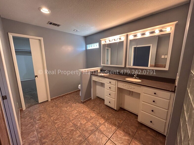 Building Photo - 1901 S 72nd St