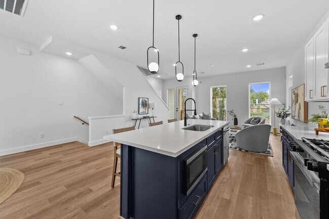 Building Photo - 3903 Pinemont Dr