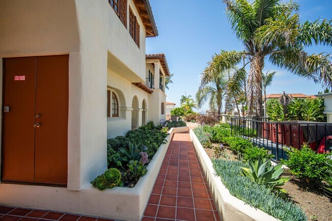 Building Photo - Dream home Located on the Bluff of Southwe...