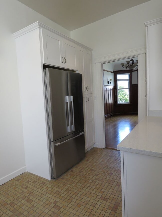 Building Photo - Huge and Beautiful Classic Top Floor Condo