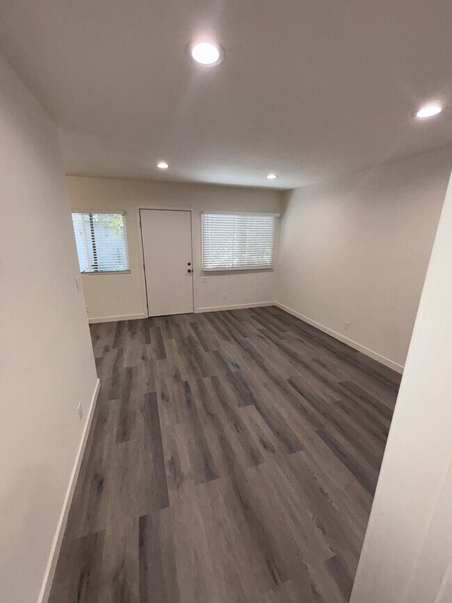 Building Photo - 415 Loma Dr