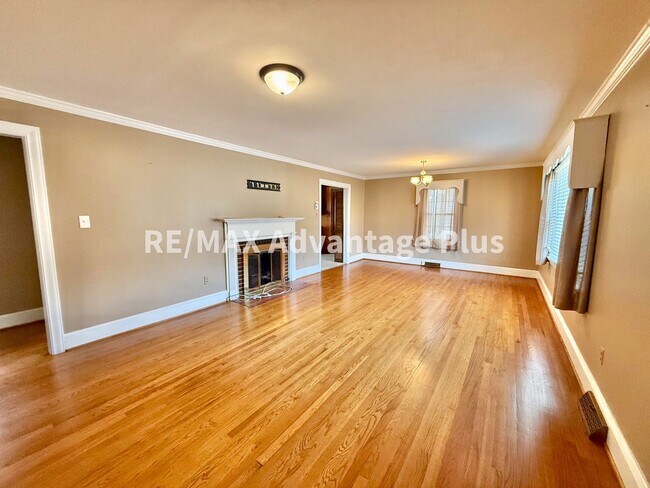 Building Photo - Very Spacious Home with 2 beds/2 baths and a bonus room, close to Charlotte Courthouse