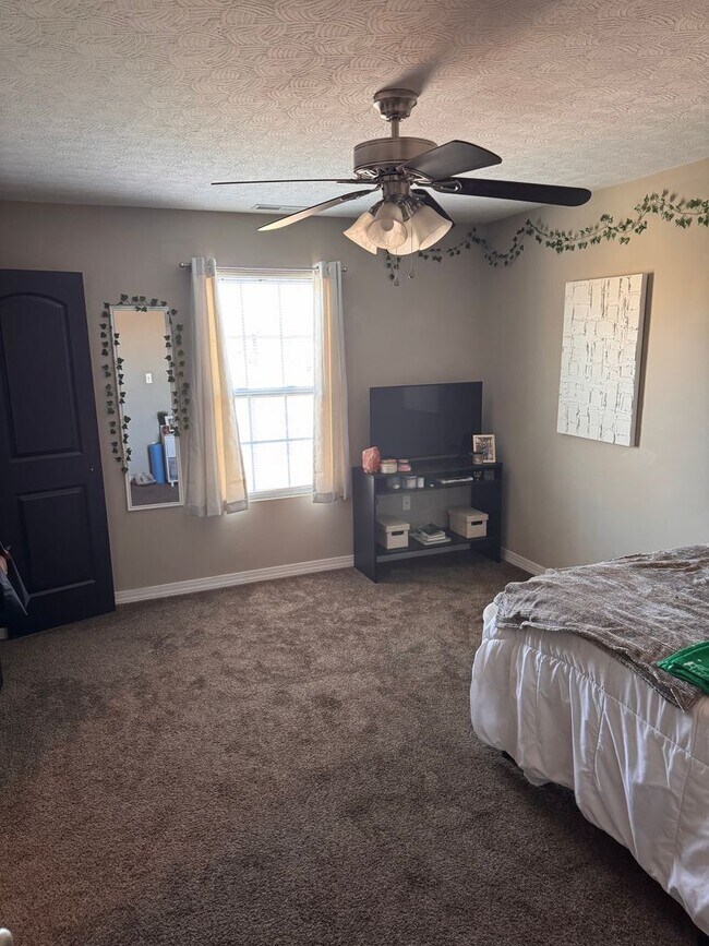 Building Photo - 2 bed / 2.5bath - Luxury Apartment on Marshall Campus