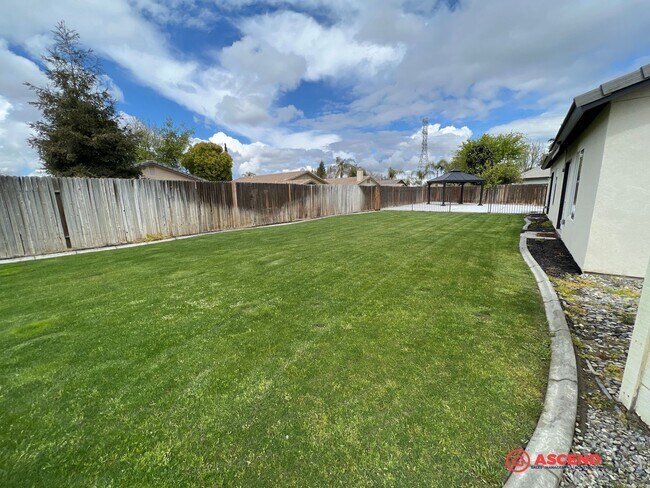 Building Photo - Beautiful 3 Bedroom in NW Bakersfield Centrally Located