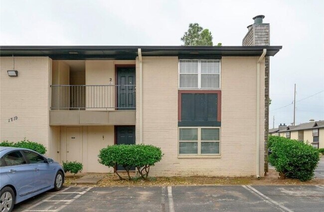 Primary Photo - 1719 E Lindsey St