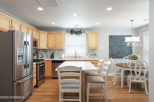 Building Photo - 7 Pine Crest Dr