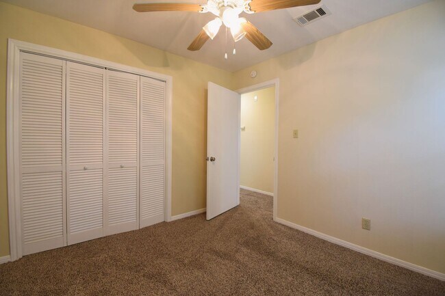 Building Photo - Hart Ln 6489