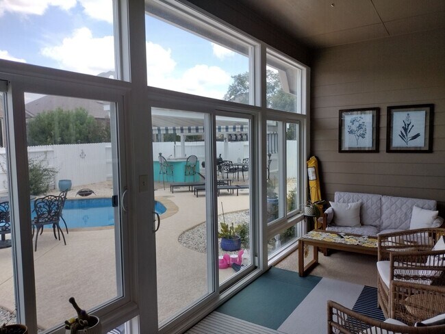 Building Photo - Beautiful 4 bedroom with a pool!!!