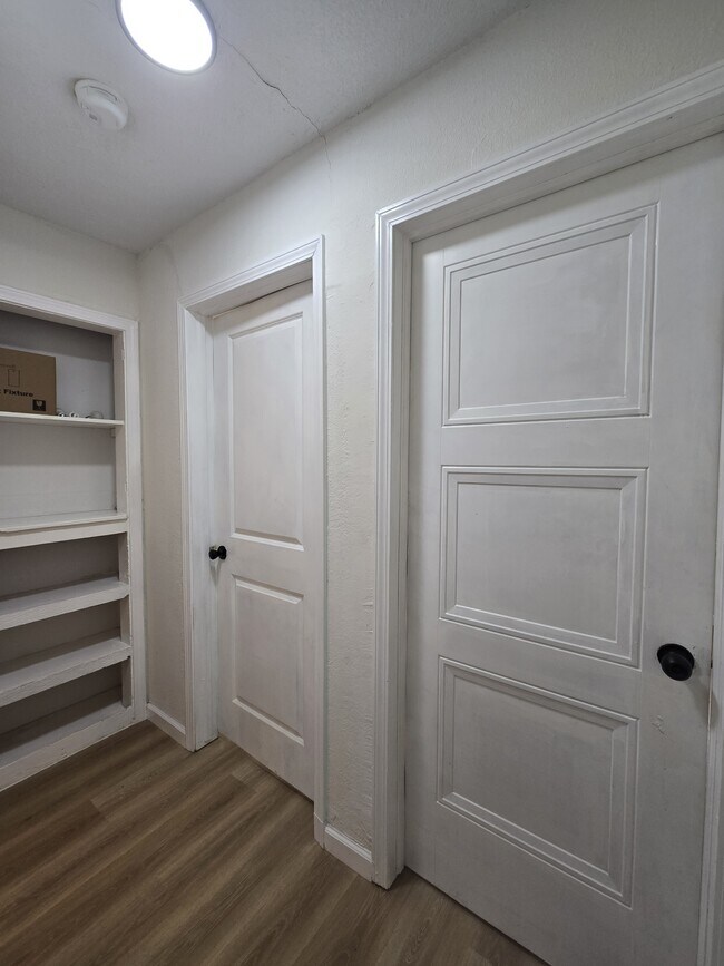 Building Photo - 1018 N Volutsia