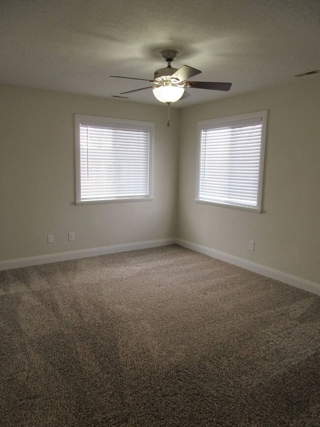 Building Photo - Single Family, Single Level Home - Mid-Val...