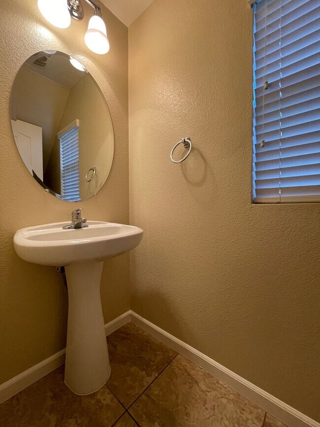 Building Photo - Beautifully Updated 3BD/2.5BA Townhouse in Citrus Heights!