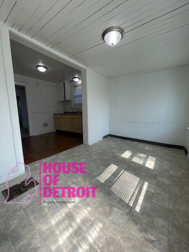 Building Photo - 3 BEDROOM 1 BATH FREE PRE-SCREEN