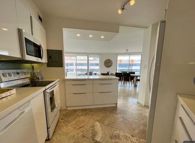 Building Photo - 5161 Collins Ave