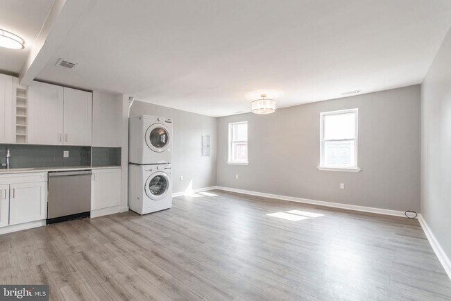 Building Photo - 515 W Girard Ave