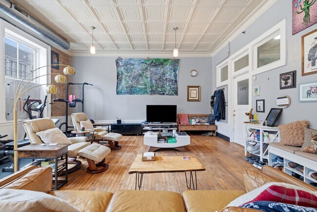 Building Photo - *Beautifully Updated & Unique 1BD/2BA Condo Unit Available in South Side*