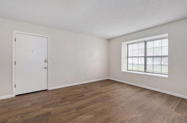 Building Photo - 1221 S Park Ave