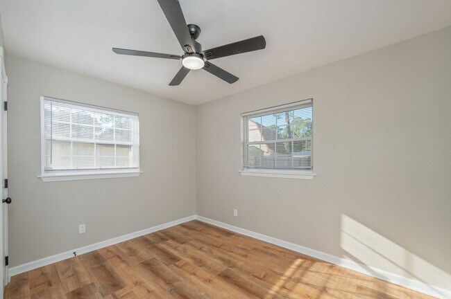 Building Photo - 3 bedroom in Mary Esther Heights!