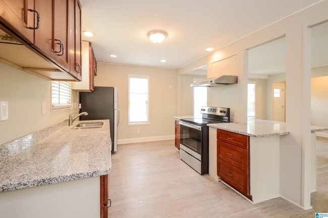 Building Photo - 721 Sleepy Hollow Dr