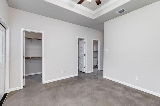 Building Photo - Charming & Spacious Duplex Retreat in Seguin!