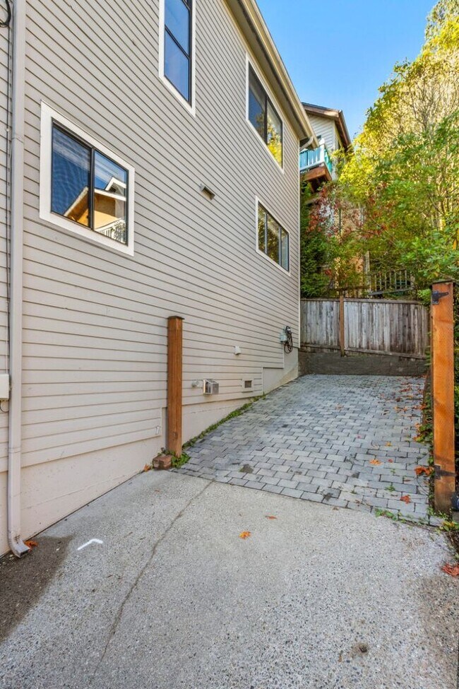 Building Photo - 3Bd/2.5Ba Seattle House