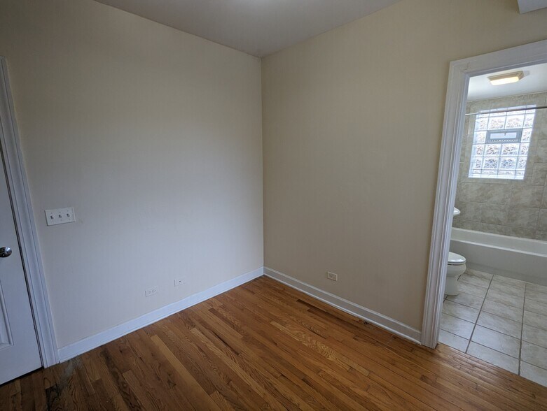 Building Photo - 3244 N Clifton Ave