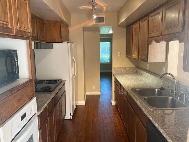 Building Photo - Townhome featuring a vintage floor plan
