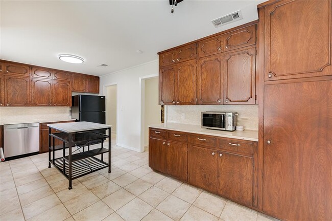 Building Photo - 1300 Clearfield Dr