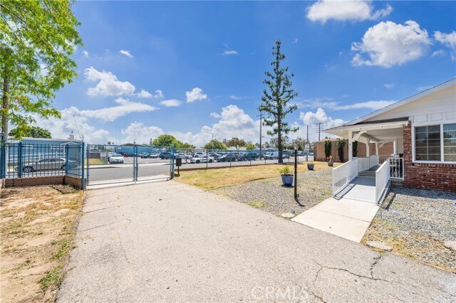 Building Photo - 1345 S Jellick Ave