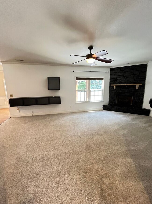 Building Photo - Stunning 3 Bed 3 Bath Home