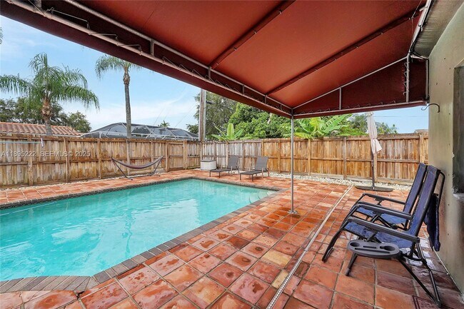 Building Photo - 1518 N Yale Dr