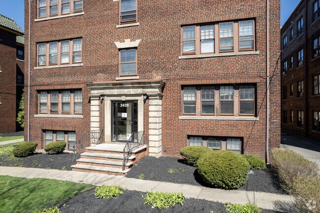 Building Photo - Overlook Manor