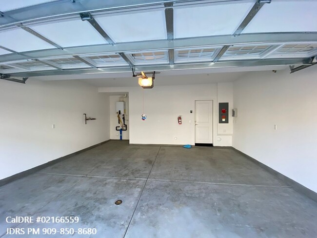 Building Photo - Fontana 3 Bedroom Home
