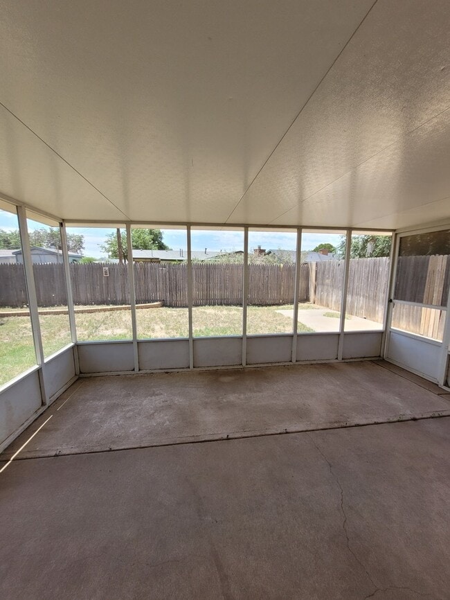 Building Photo - Move in ready 3 bed 2 bath home with 2 car...